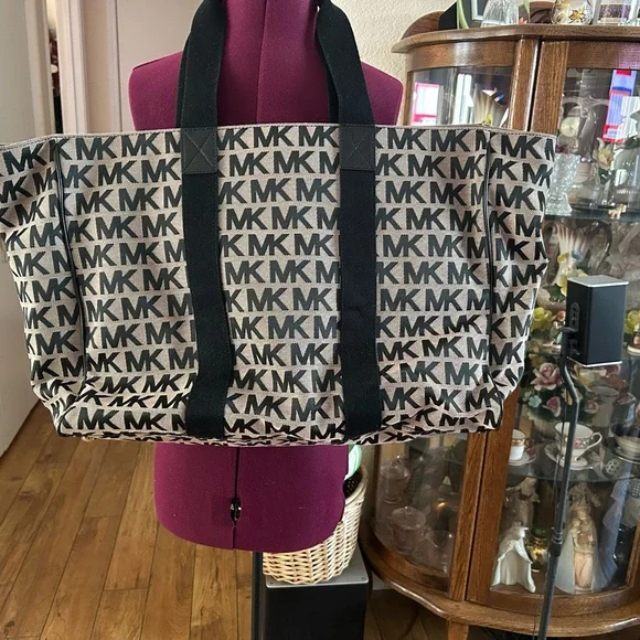 Michael Kors Large Tote/ Travel Bag - Picture 2 of 5